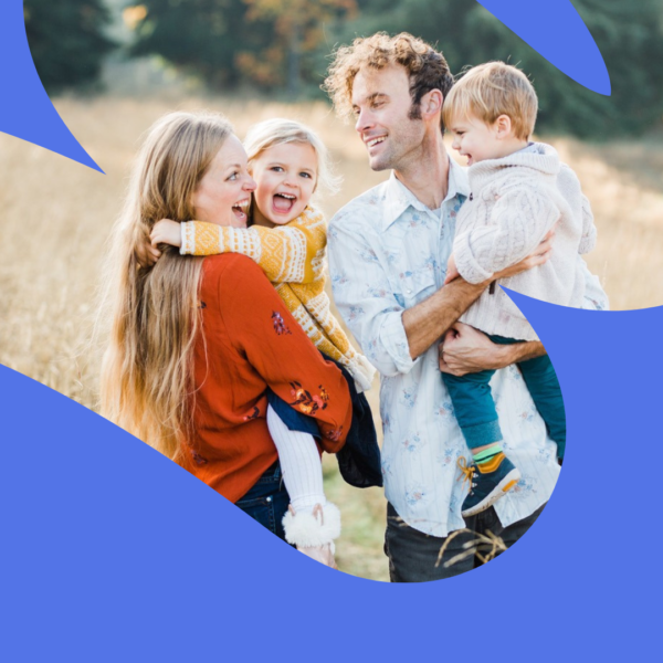 grafika rodzice z dziećmi na rękach