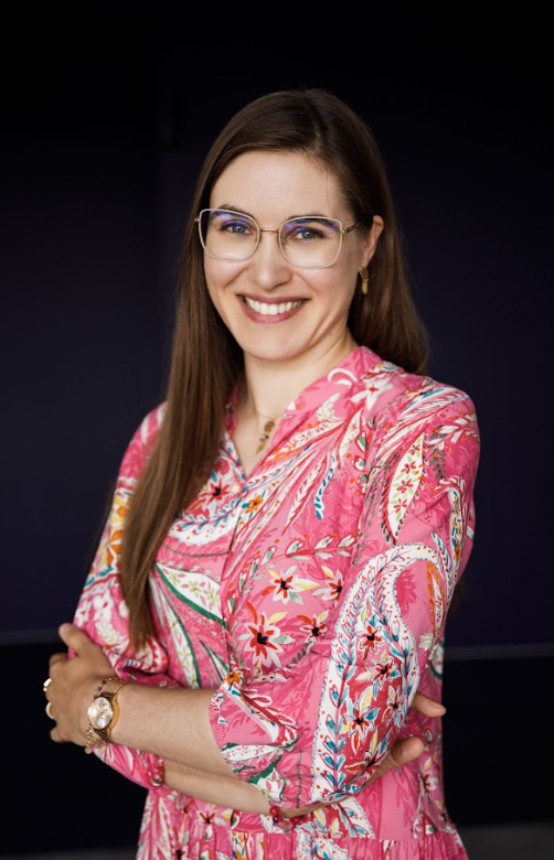 Marzena Meryk-Skubis zdjęcie portretowe w różowej sukience