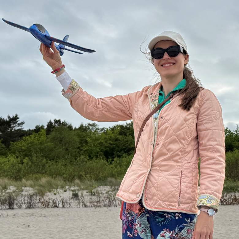 Marzena Meryk-Skubis na plaży z samolotem w ręce