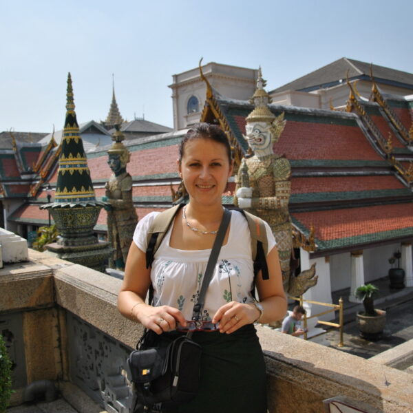 Natalia Petranyiova Sałaś na tle dachów miasta