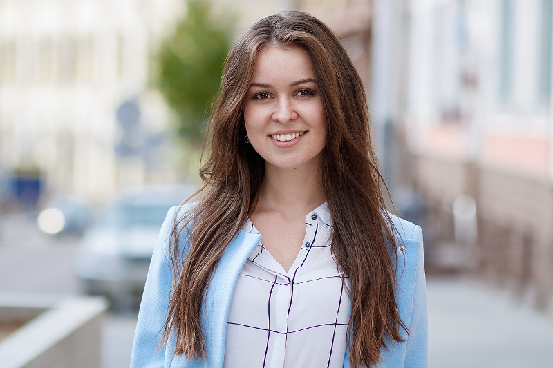 młoda uśmiechnięta kobieta