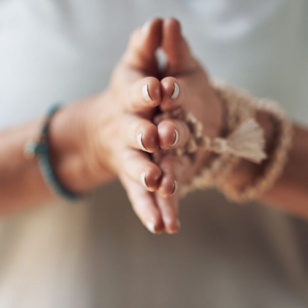 złożone dłonie kobiece równowaga w życiu