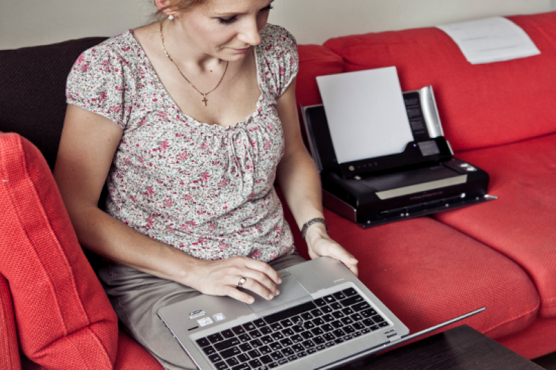 Jak zadbać o drukarkę kobieta z laptopem i drukarką