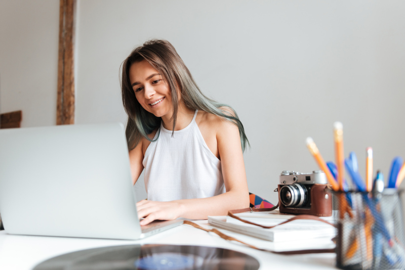 e-biznes kobieta pracuje przed laptopem