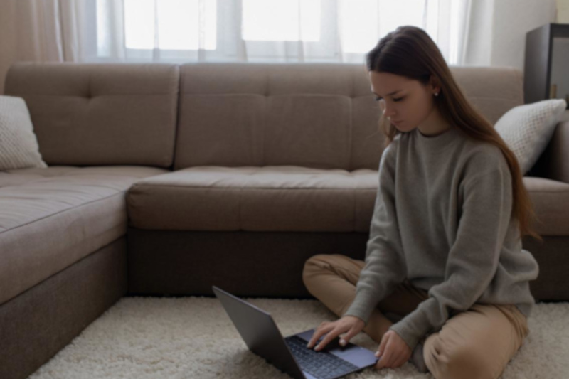 własny biznes kobieta z laptopem