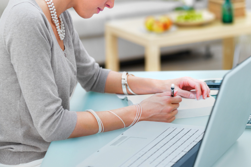 Mama w e-biznesie kobieta z laptopem