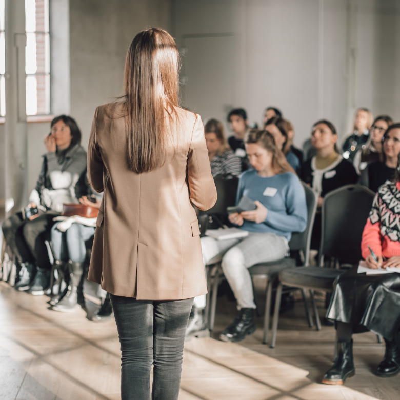 Kobieta prowadzi warsztaty