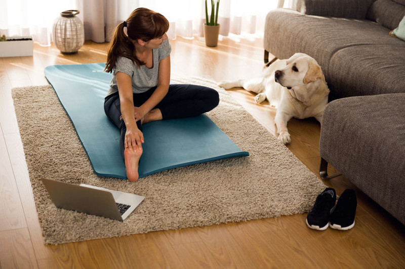 kobieta ćwiczy na macie