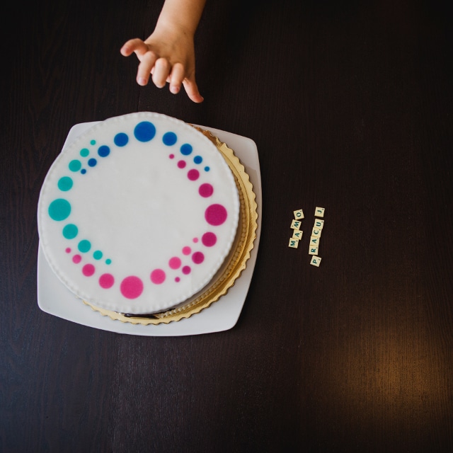 tort_mamo_pracuj_rece_dziecka_640