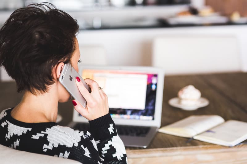 konkurencja kobieta rozmawia przez telefon