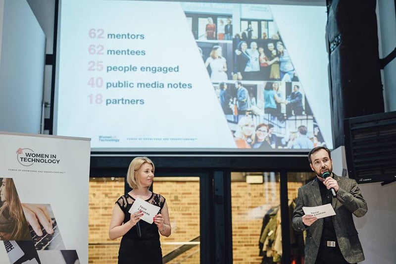 kobieta i mężczyzna prowadzą konferencję