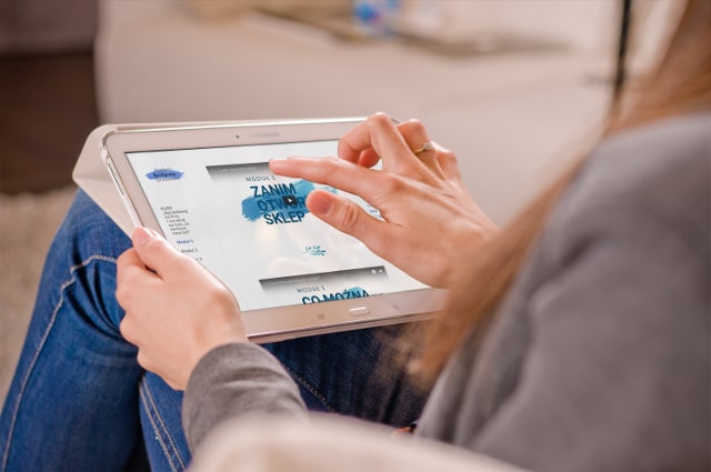 kobieta przegląda informacje na tablecie
