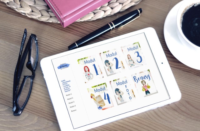 tablet z wyświetlonymi modułami kursu etsy