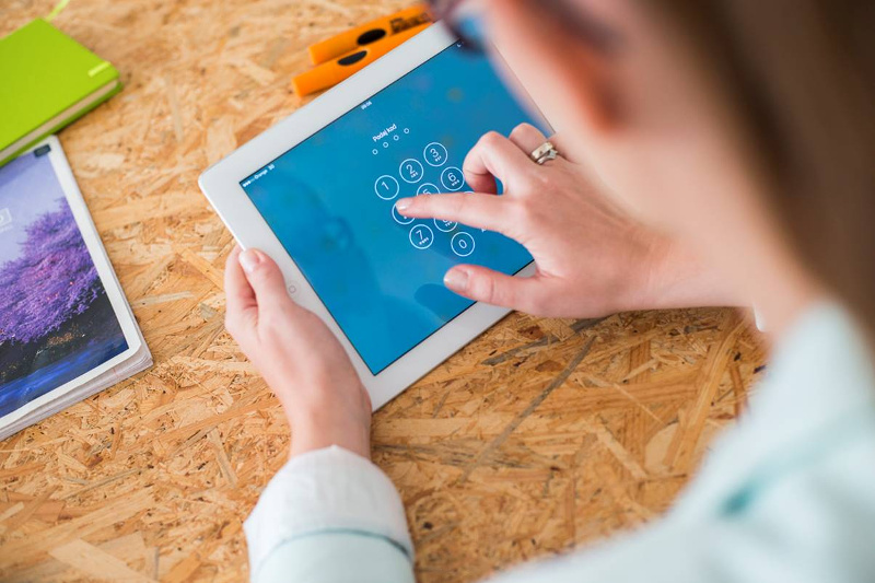 Profil na LinkedIn kobieta z tabletem