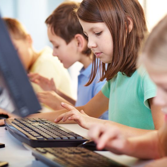 kilkoro dzieci podczas zajęć programowania