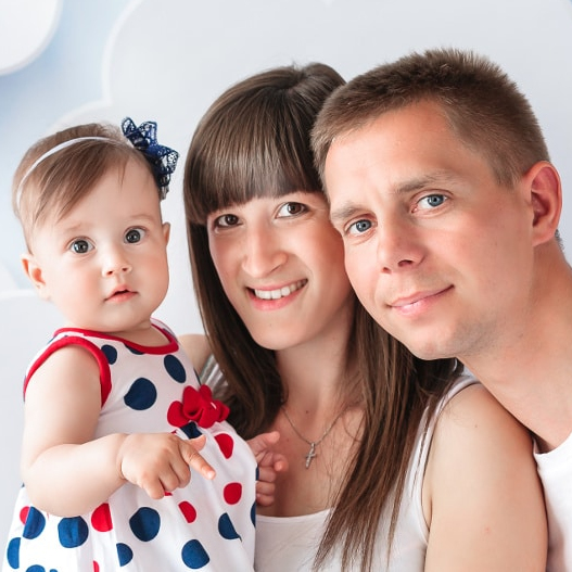 Magdalena Kowalko, właścicielka oddziału Early Stage w Ełku z mężem i córką