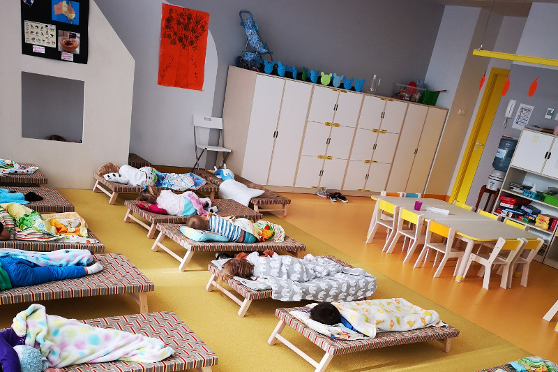 dzieci śpiące na leżaczkach w przedszkolu
