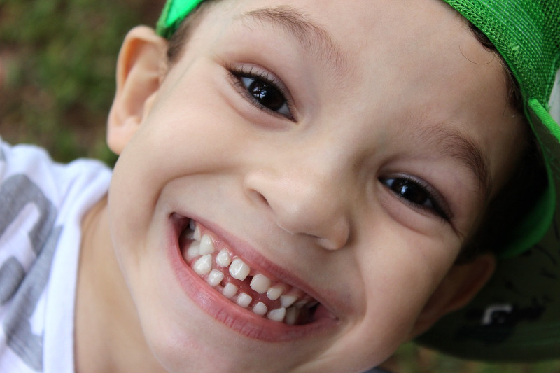 uśmiechnięty chłopiec