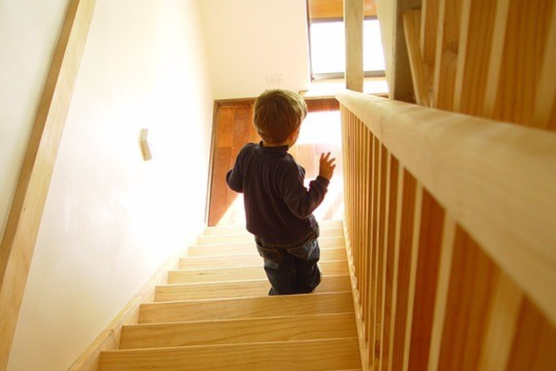 kobieta zwolniona z pracy pakuje swoje rzeczy