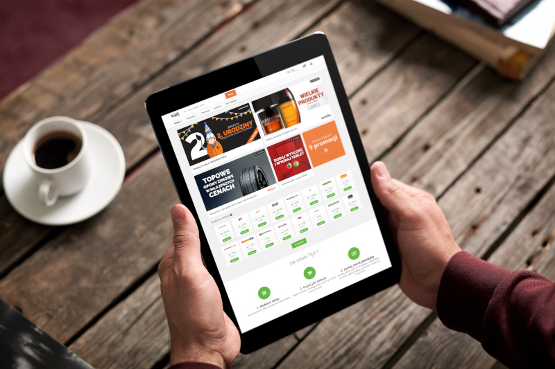 Dlonie_trzymajace_tablet_800