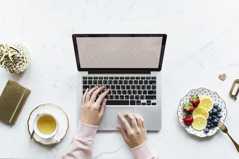 laptop i dłonie pracującej kobietyy
