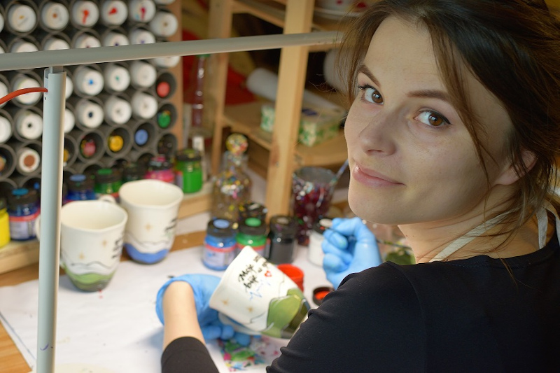 kobieta malująca porcelanę