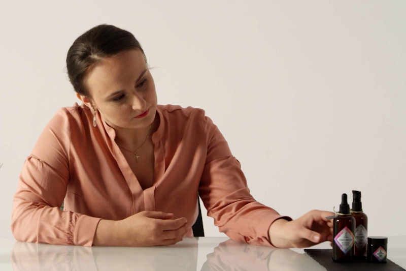 kobieta oglądająca kosmetyki