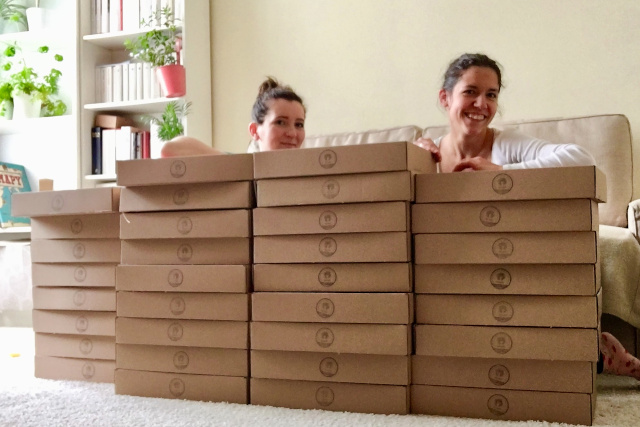 właścicielki firmy z paczkami produktowymi przygotowanymi do wysyłki