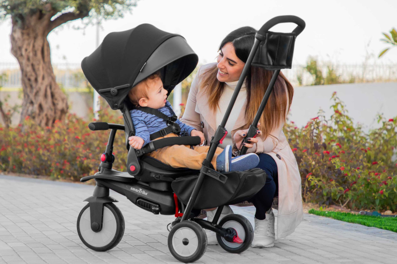 kobieta z dzieckiem w wózku