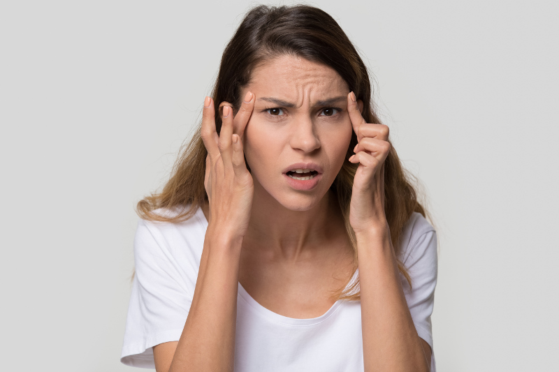 młoda kobieta stosuje krem przeciwzmarszczkowy