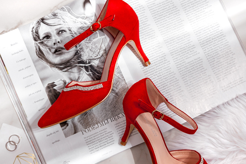 czerwone buty na szpilce