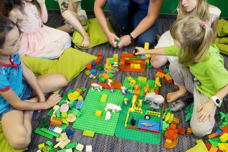 dzieci podczas zabawy lego na zajęciach edukido