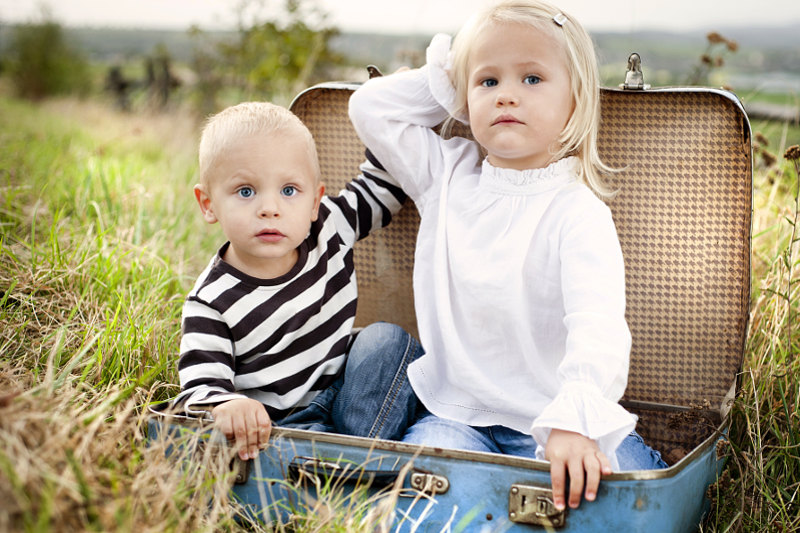 dzieci w walizce na łące