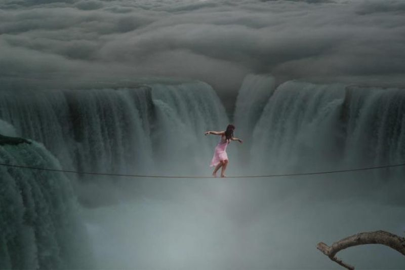 kobieta chodzi po linie