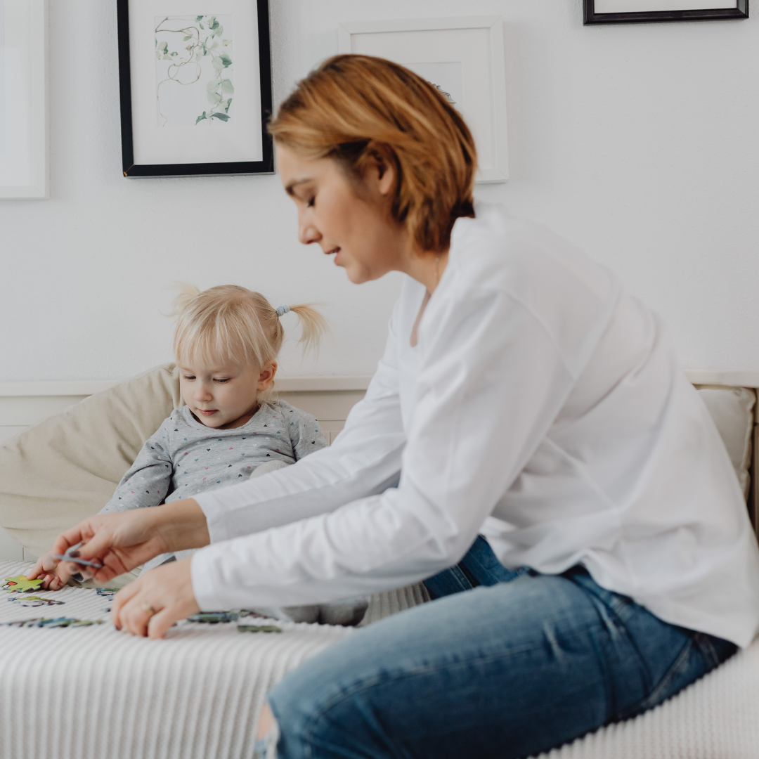 Mama bawi się z dzieckiem