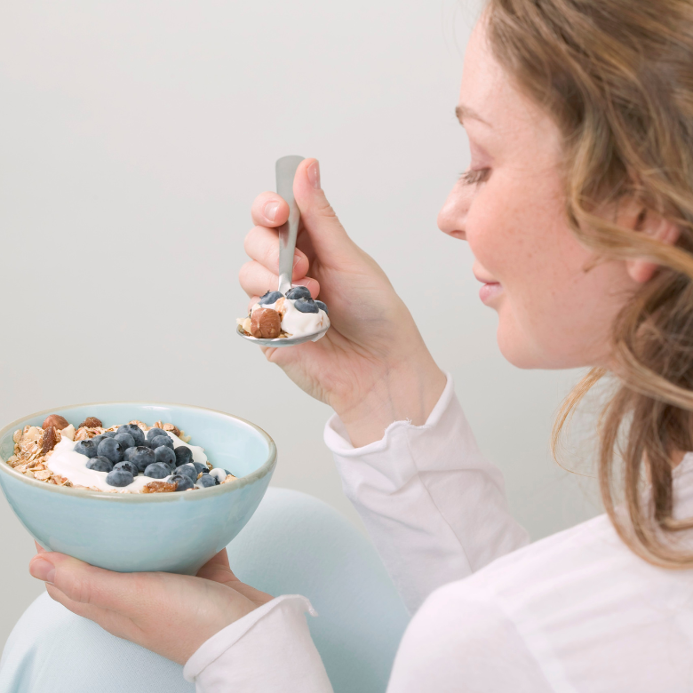 śniadania kobieta siedzi tyłem z miską owsianki