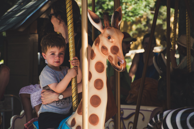 dziecko karuzela park rozrywki