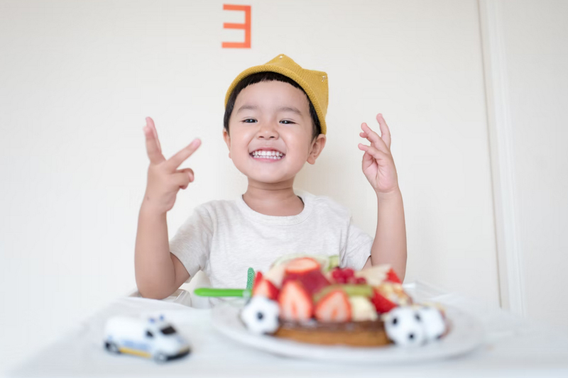 chłopiec i domowe ciastka dla dzieci