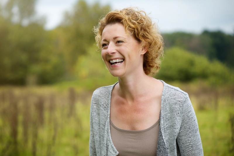 uśmiechnięta_kobieta_na_zewnątrz_800.jpg