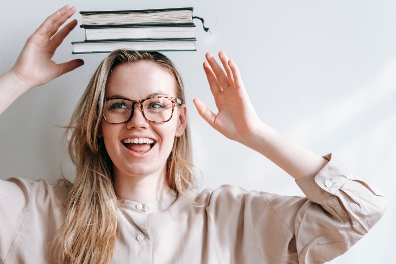 dziewczyna_z_ksiązkami_na_głowie_800.jpg