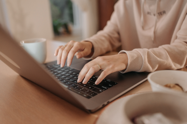 ręce kobiety klawiatura komputera integracja ERP z KSeF