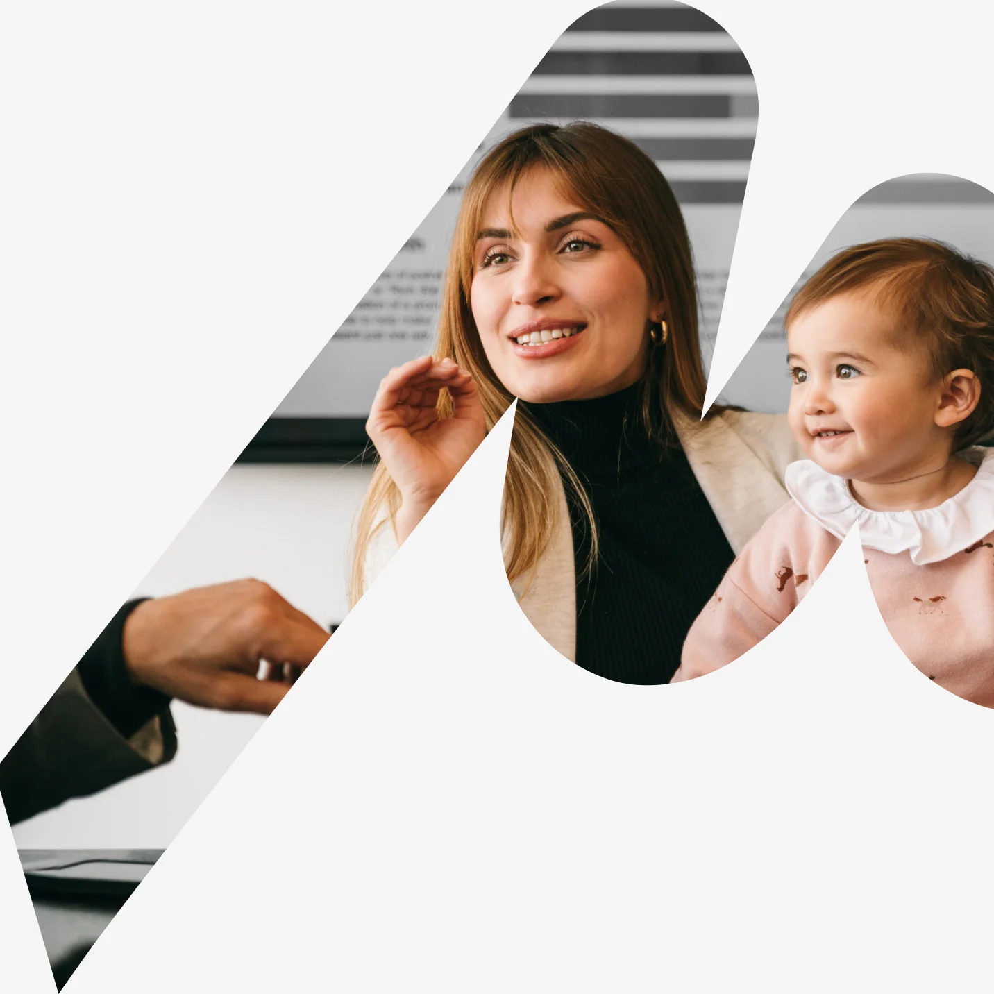 mama z dzieckiem na spotkaniu biznesowym