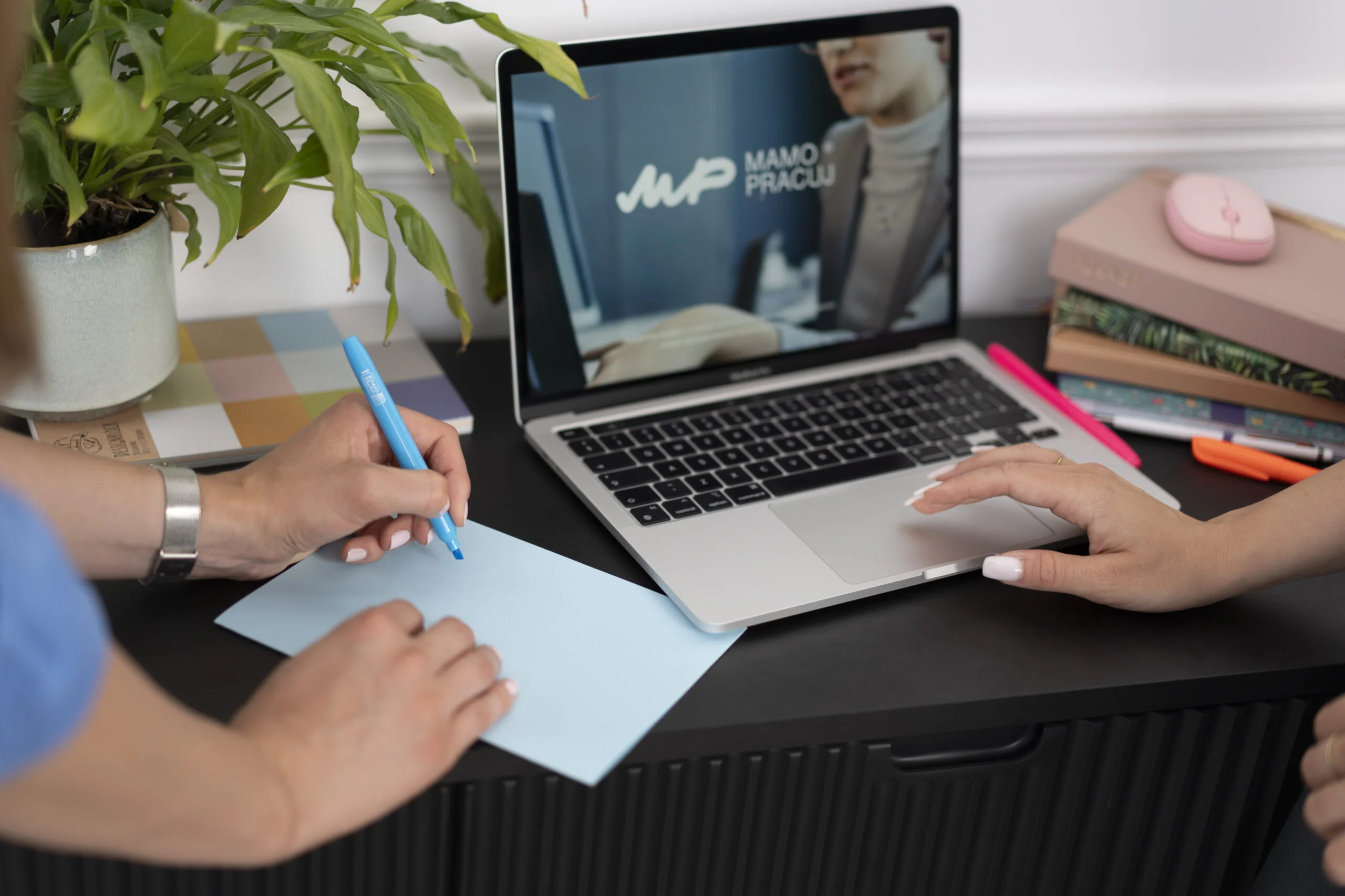 kobiece dłonie przy komputerze z logo mamo pracuj