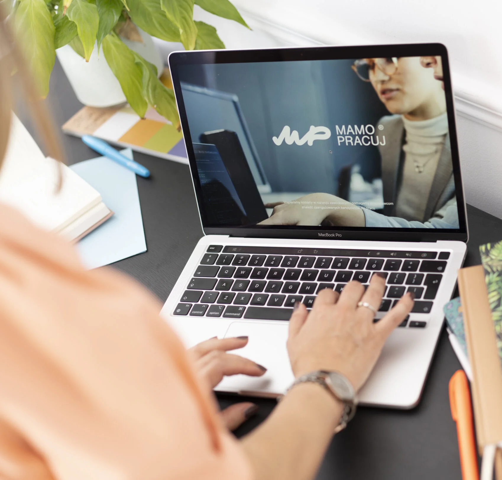 dłoń pisze na komputerze