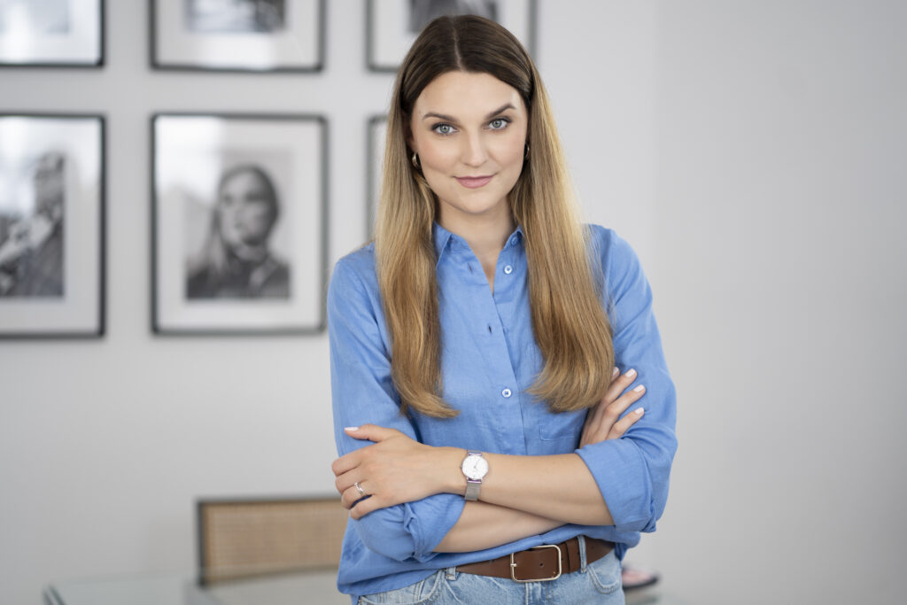 Sylwia Schlegel w niebieskiej koszuli