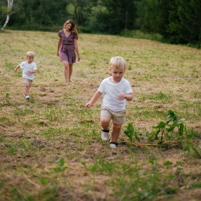 Sylwia z chłopcami na łące macierzyństwo do kwadratu