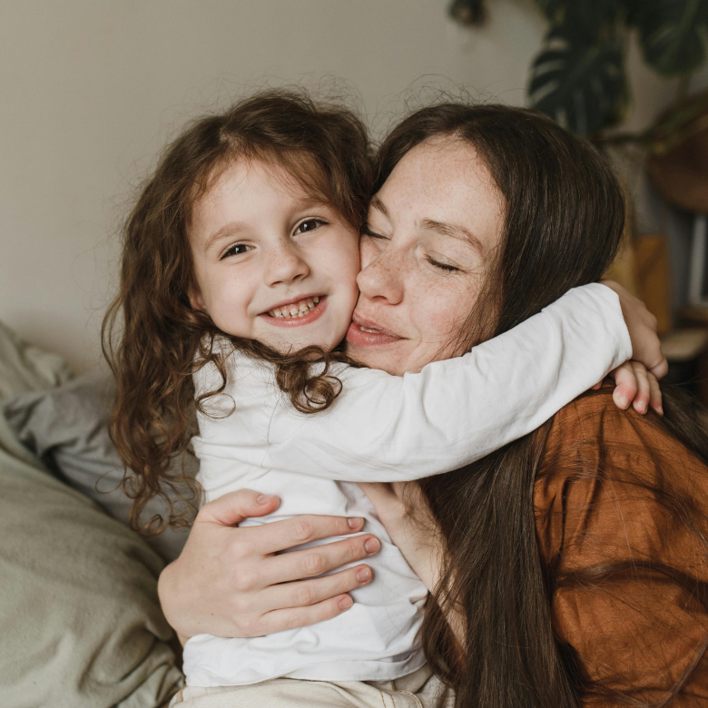 dzień matki historia mama i córka przytulone