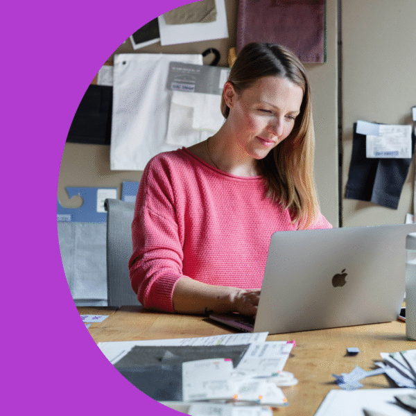 kobieta_siedzi_przed_laptopem