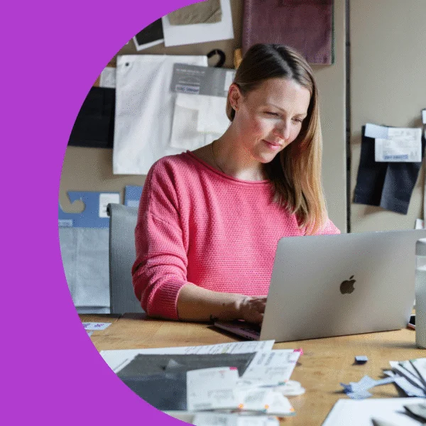 kobieta_siedzi_przed_laptopem