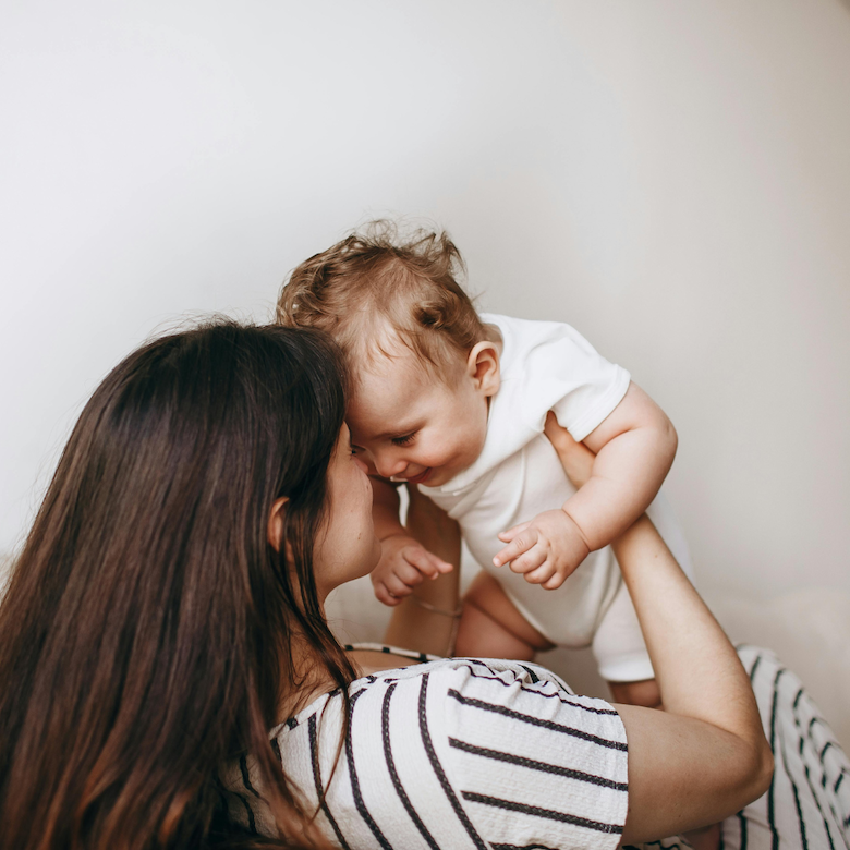 Mama podnosząca dziecko